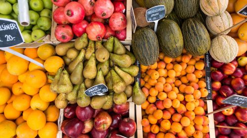 A variety of fruit is pictured at a grocery store.