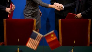 representatives from the US and China shake hands